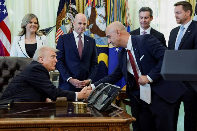 President Donald Trump and Novo Nordisk CEO Mike Doustdar shake hands at the White House. | Photo: Jonathan Ernst